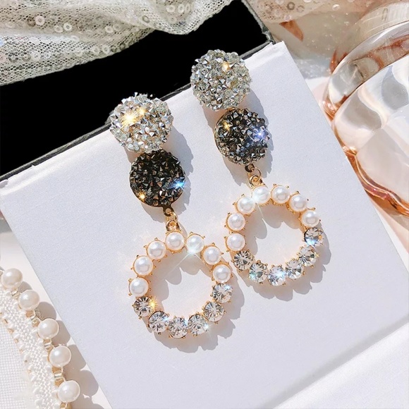 Jewelry - 💎Luxury Pearl and crystal dangle earrings